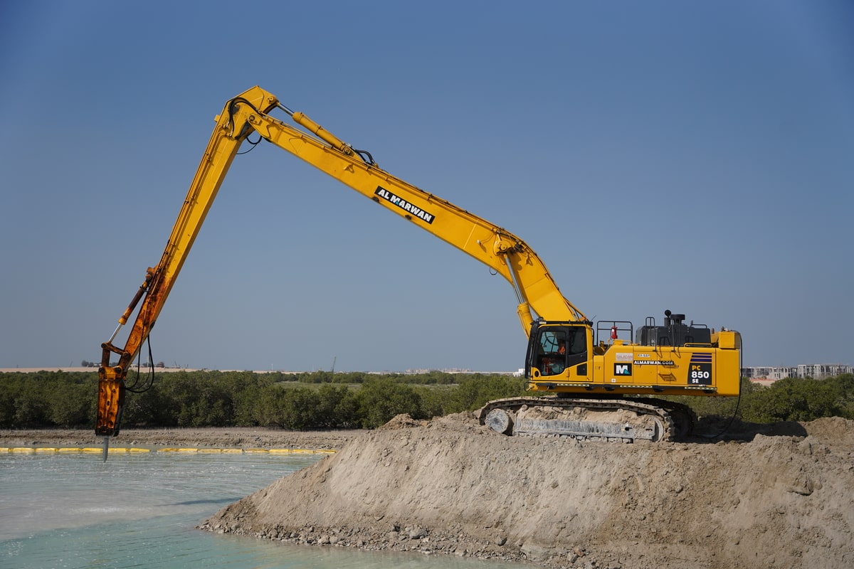 Machinery Insights When to Use a Long Reach Digger?